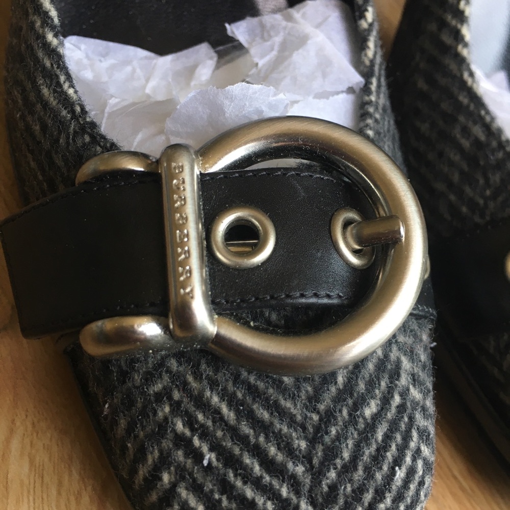 NWOT Burberry Black Striped Chevron Wool Heels - Picture 2 of 10